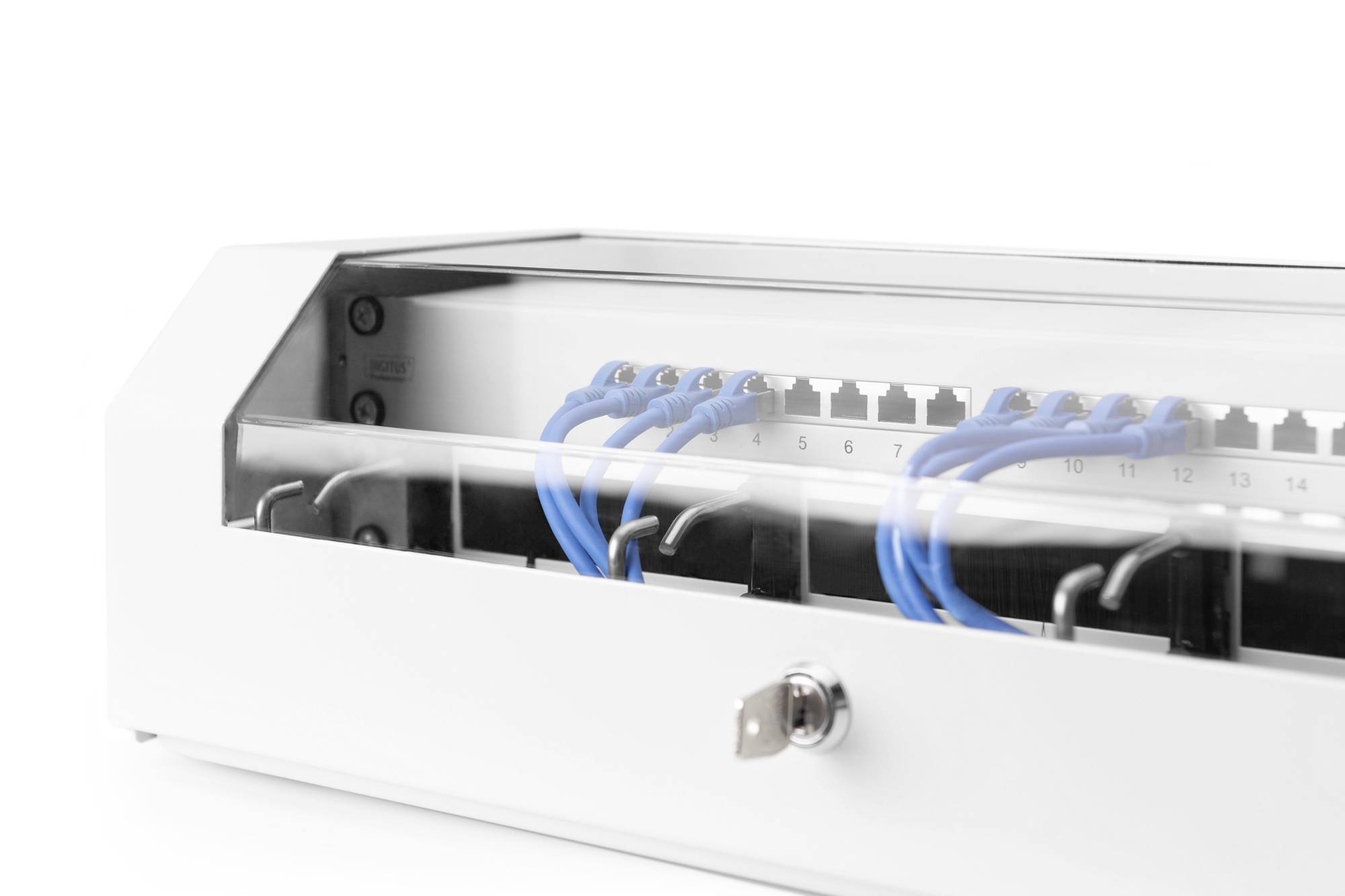 Ein weißes Netzwerk-Patchpanel mit blauen Kabeln, eingesteckt in nummerierten Ports. Das Panel ist verschlossen und hat einen Schlüssel.
