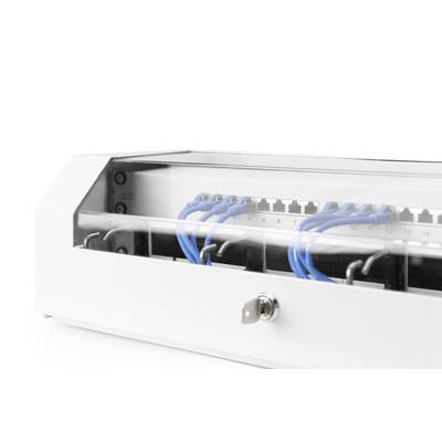 Ein weißes Netzwerk-Patchpanel mit blauen Kabeln, eingesteckt in nummerierten Ports. Das Panel ist verschlossen und hat einen Schlüssel.