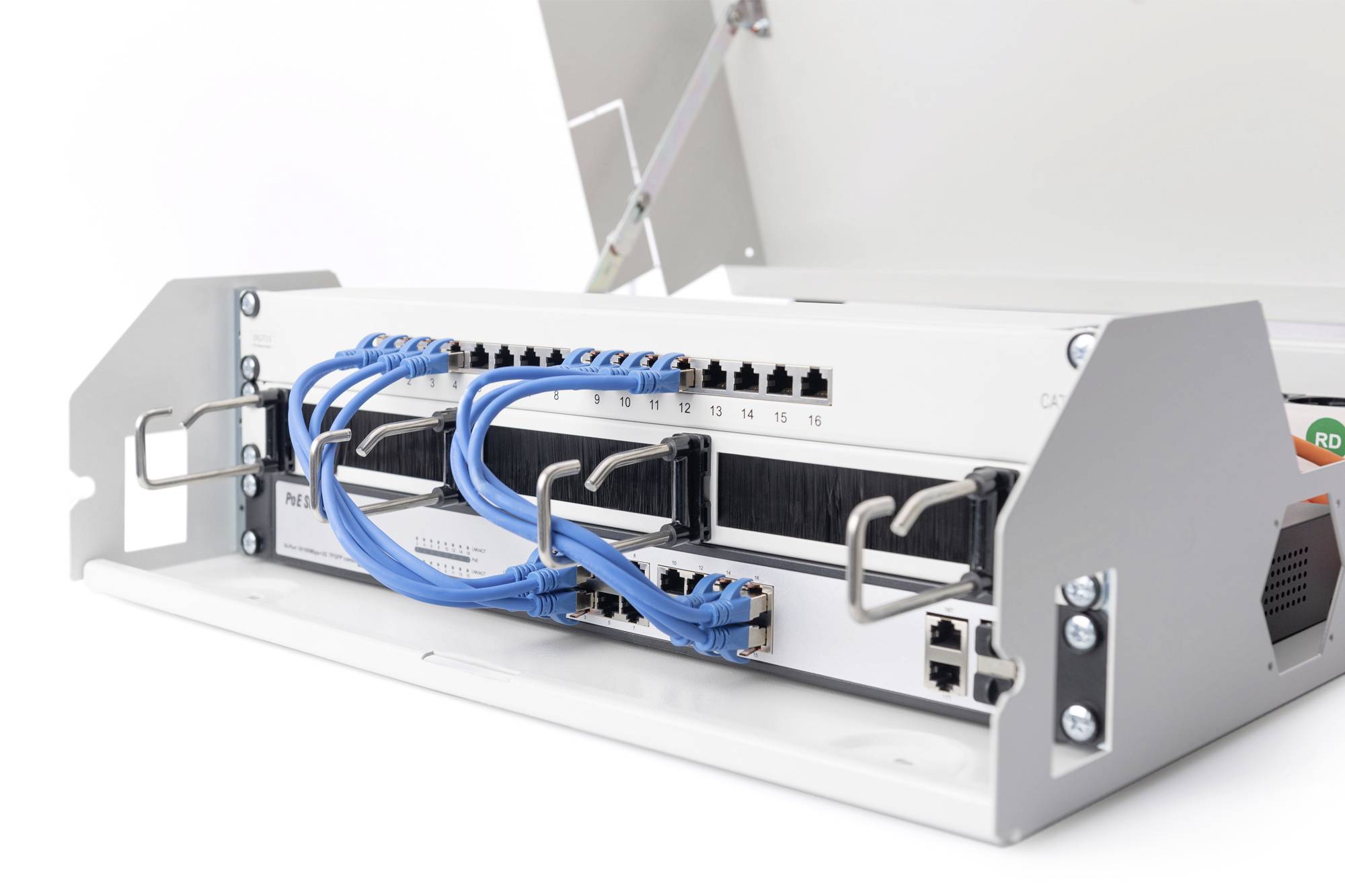 Netzwerkverteiler mit mehreren blauen Ethernet-Kabeln, die in Anschlüsse gesteckt sind. Gerät befindet sich in einem offenen Rack.