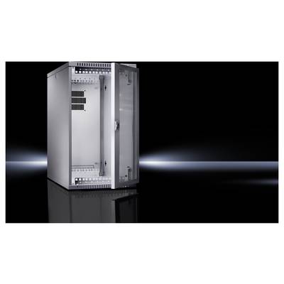 Ein geöffnetes, leeres Serverrack aus Metall steht auf einem glänzenden schwarzen Boden, umgeben von schwachem Licht.