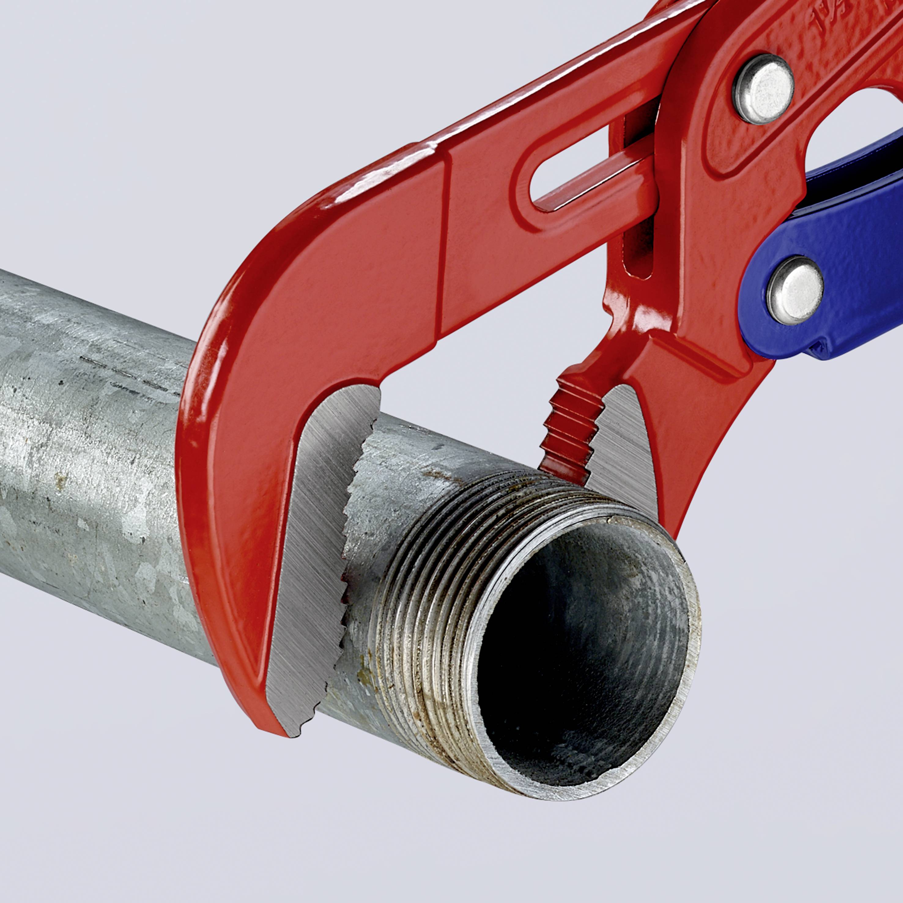 Eine rote Rohrzange hält ein silbernes Metallrohr mit Gewinde fest, Hintergrund ist schlicht grau.