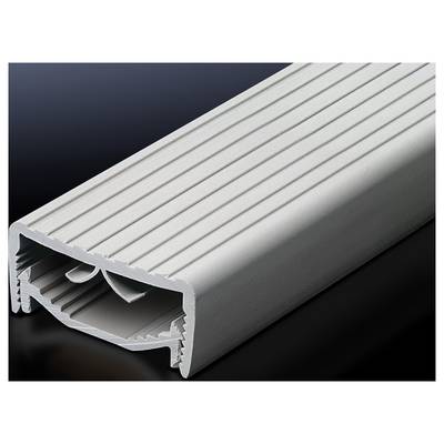 Silbernes Aluminiumprofil mit linienförmiger Oberfläche. Das Profil zeigt eine offene innere Struktur und wird auf dunklem Hintergrund präsentiert.