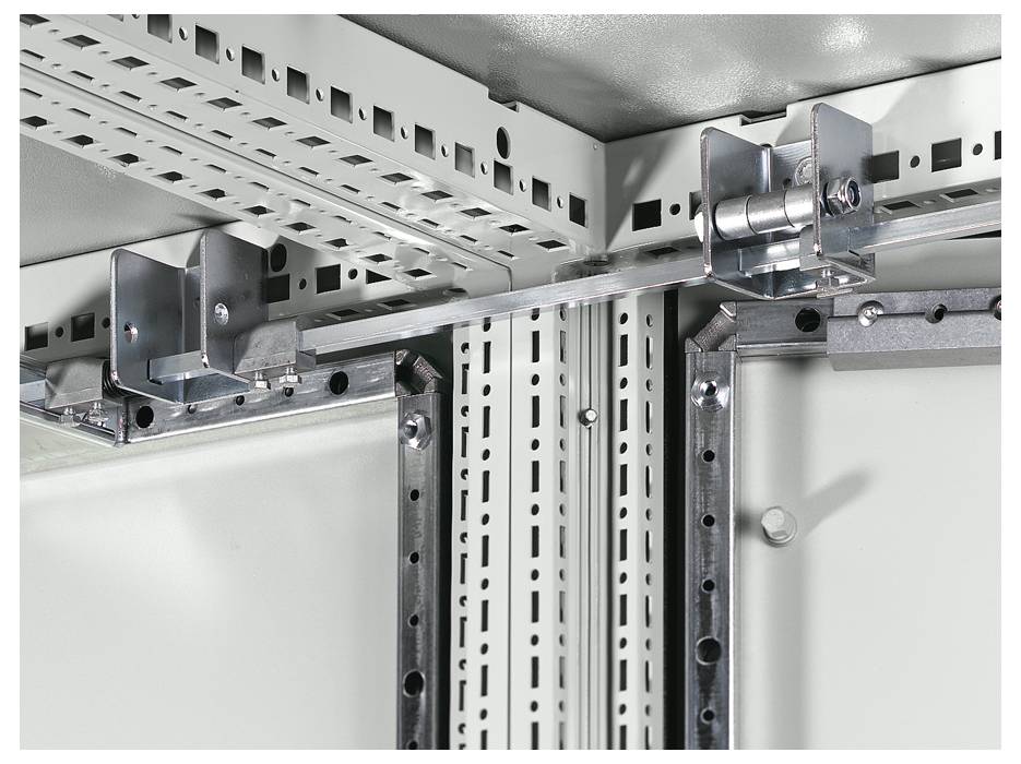 Ein Metalltritt im Inneren eines Schaltschranks, zeigt Halterungen und Scharniere zur Unterstützung von Halterungselementen.