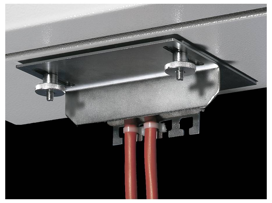 Metallplatte mit Schrauben, befestigt an einer Oberfläche. Zwei rote Kabel führen durch die Platte, die an einem Gerät montiert ist.