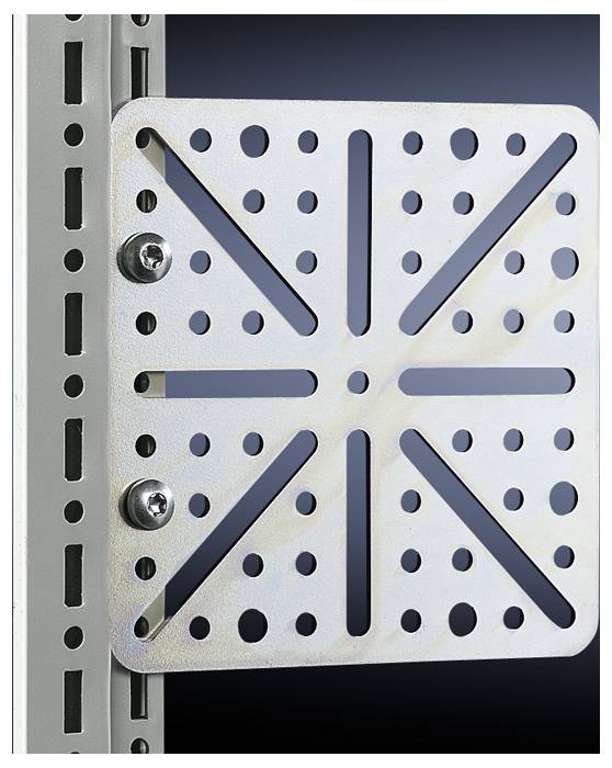 Ein perforiertes Metallplattenelement ist mit Schrauben an einer vertikalen Metallschiene befestigt. Ideal für modulare Befestigungen.
