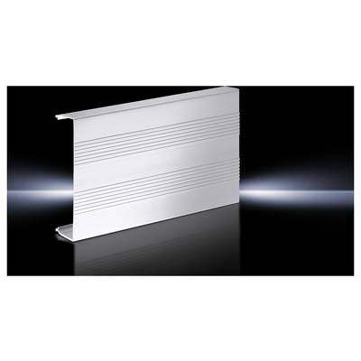 Ein silbernes Metallprofil mit mehreren horizontalen Rillen vor einem dunklen Hintergrund. Es reflektiert sanftes Licht.
