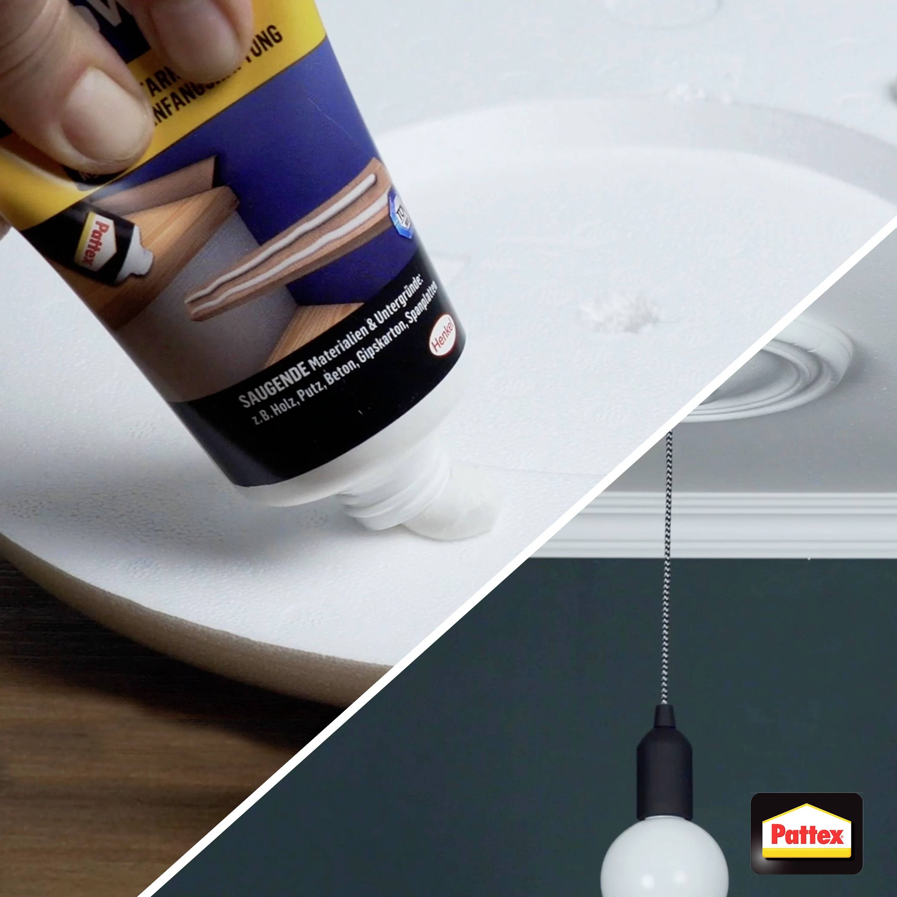 'Nahaufnahme einer Hand, die einen Kleber auf Holzrahmen aufträgt; nebenan eine hängende Lampe. Werbung für Pattex.'