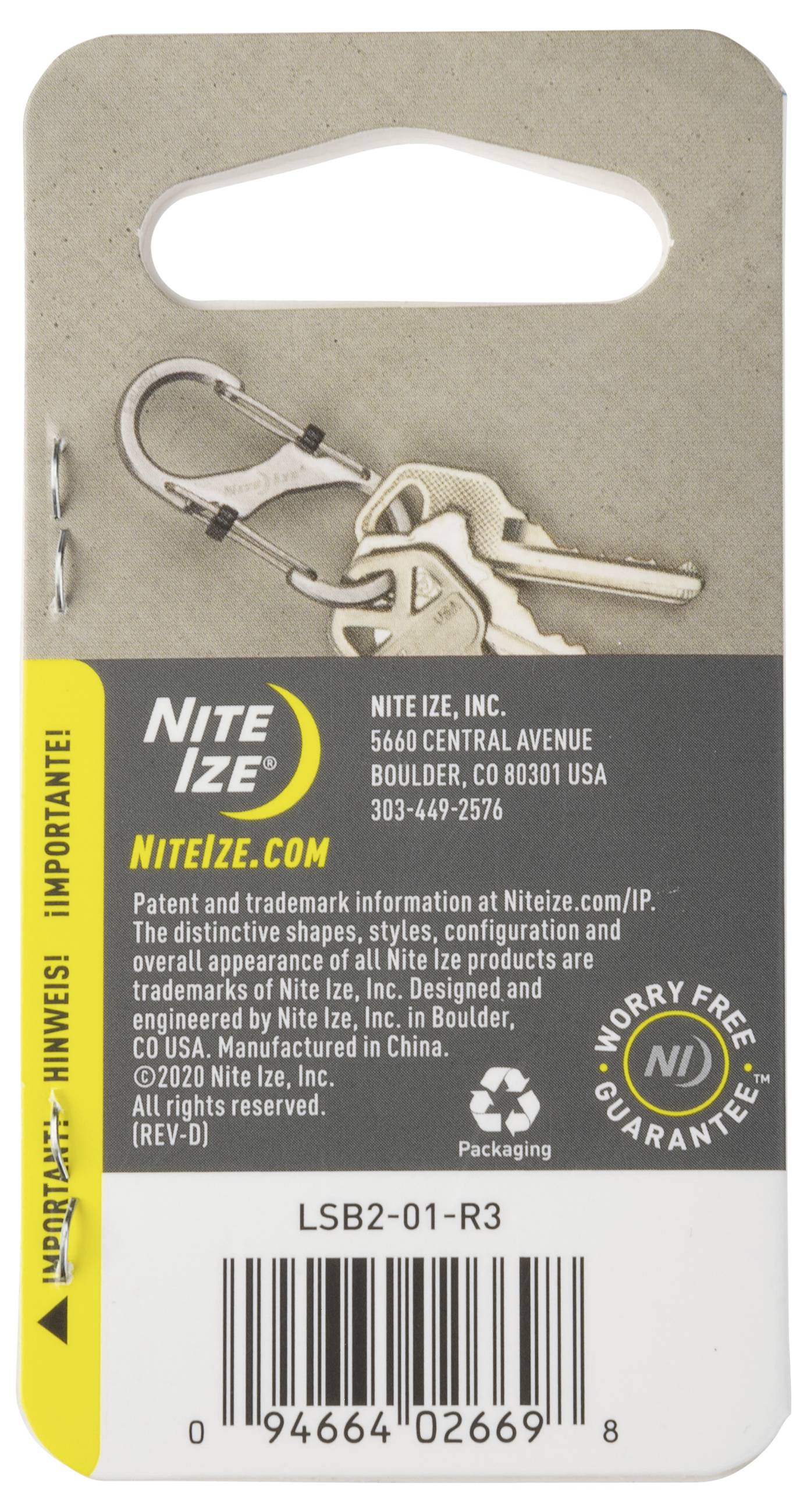 Ein Produktetikett von Nite Ize, das einen Schlüsselhalter mit Kontaktinformationen, Website und einem 'Sorgenfreie Garantie'-Abzeichen zeigt; präsentiert einen Karabiner mit Schlüsseln.
