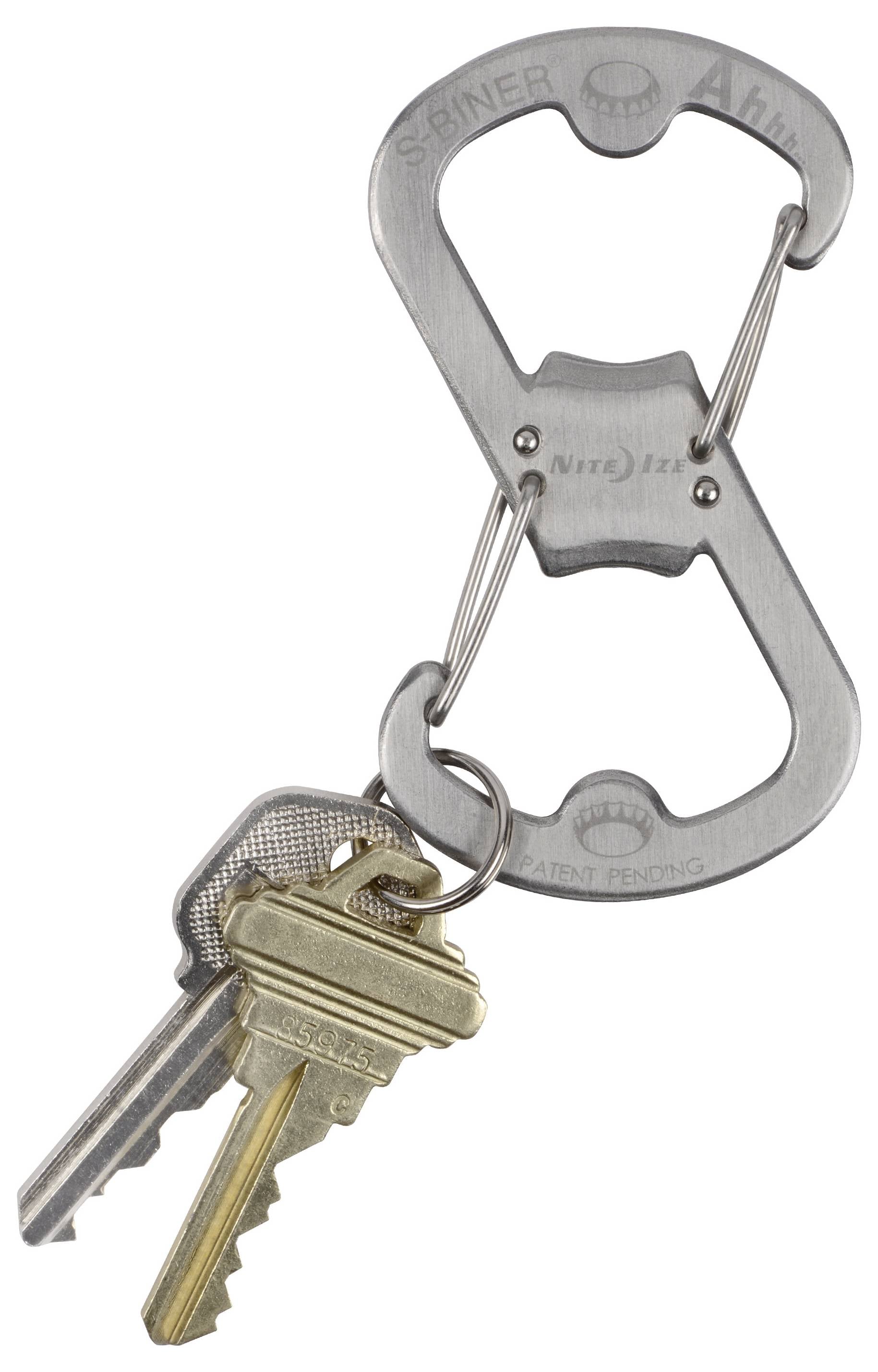 Ein Metall-Multitool-Schlüsselanhänger in 'S'-Form, an dem Schlüssel befestigt sind. Das Werkzeug verfügt über einen Flaschenöffner und einen Klemmechanismus.