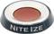Ein Nahaufnahmebild einer runden, metallischen Taste mit blauen Kanten, auf deren Seite "NITE IZE" eingraviert ist und mit einem glänzend roten Zentrum.