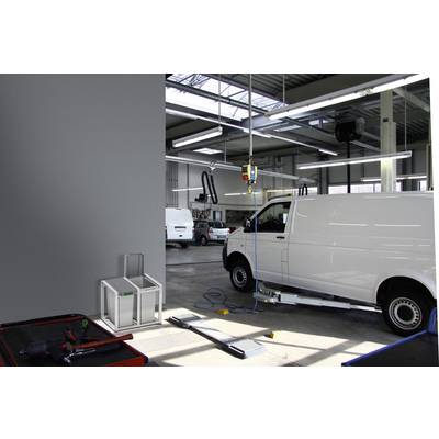 Ein weißer Lieferwagen befindet sich in einer Autowerkstatt zur Inspektion. Werkzeuge und Ausrüstung sind im Hintergrund sichtbar.