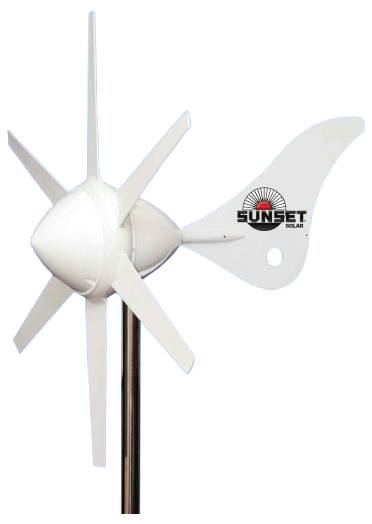 Kleine, weiße Windturbine mit sechs Rotorblättern, montiert auf einem Mast. Auf dem Gehäuse befindet sich das Logo 'SUNSET Solar'.