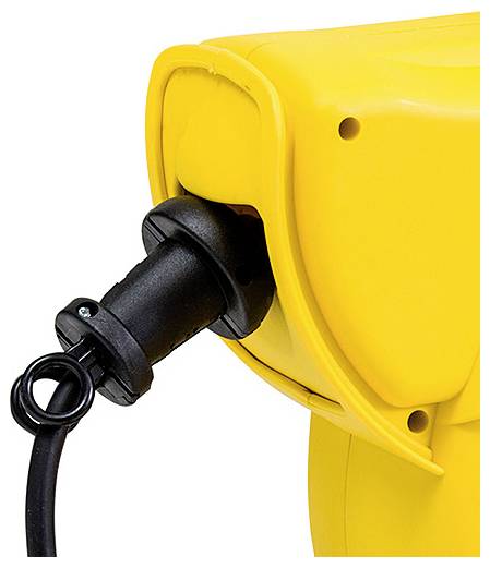 Nahaufnahme eines gelben Stromgeräts mit einem schwarzen Stecker, der in seine Steckdose eingesteckt ist, wobei ein angeschlossenes Stromkabel sichtbar ist.