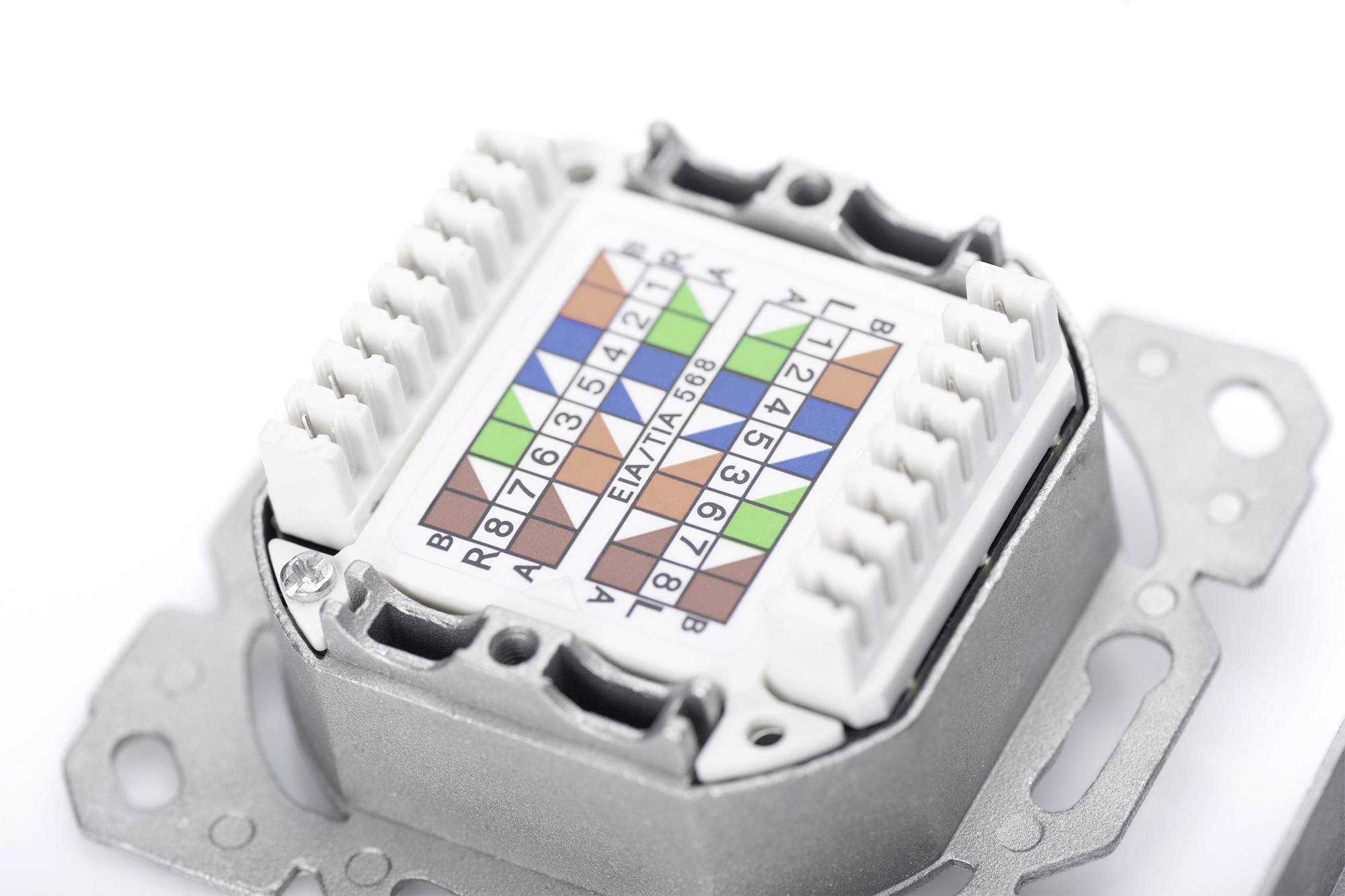 Nahaufnahme einer Netzwerkdosen-Rückseite mit farbkodierten Anschlussklemmen für die Kabelbelegung, die numeriert sind.