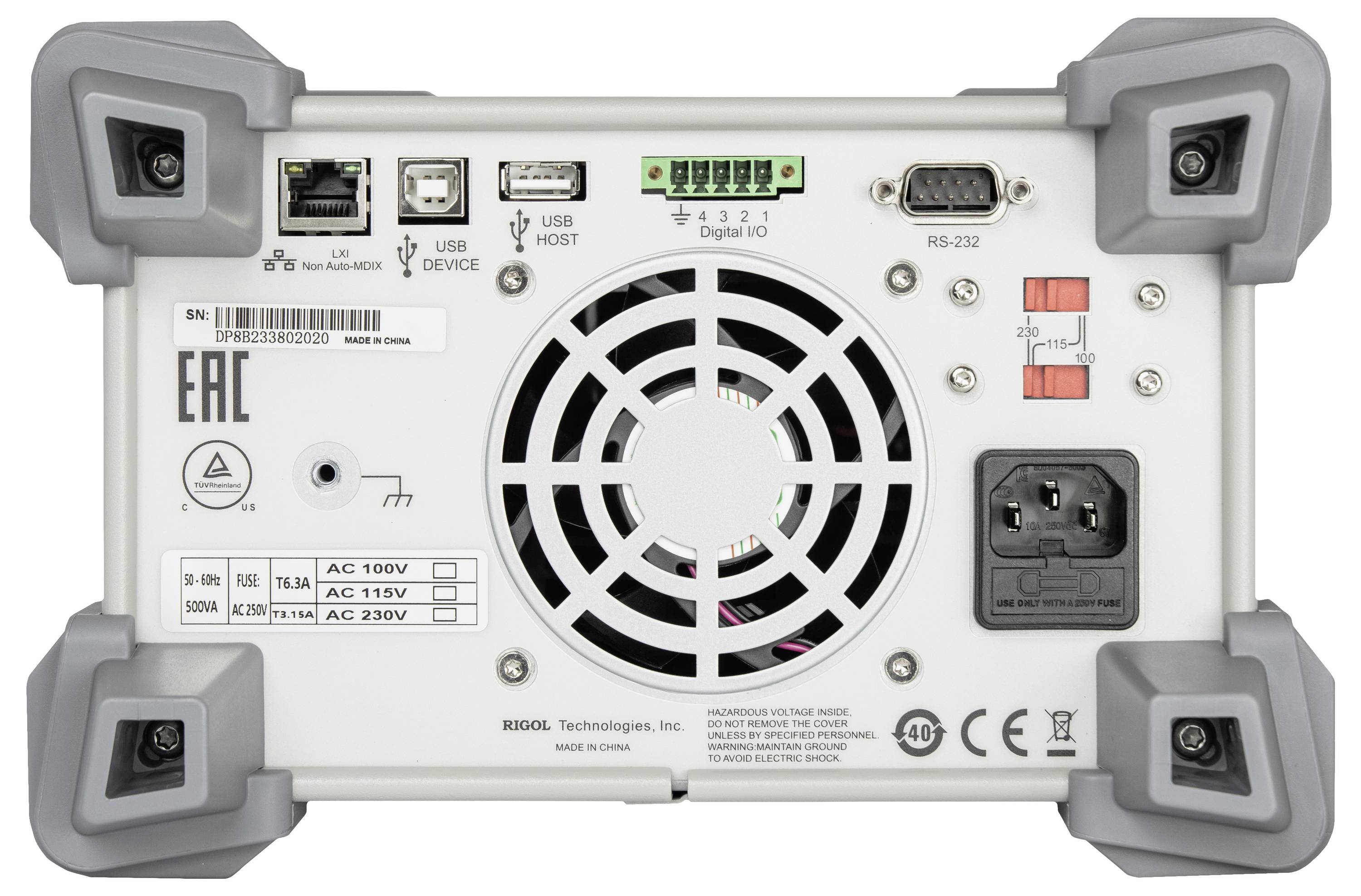 Rückseite eines elektronischen Geräts mit Lüfter, verschiedenen Anschlüssen, Schalter für Spannungswahl und Markenkennzeichnungen.