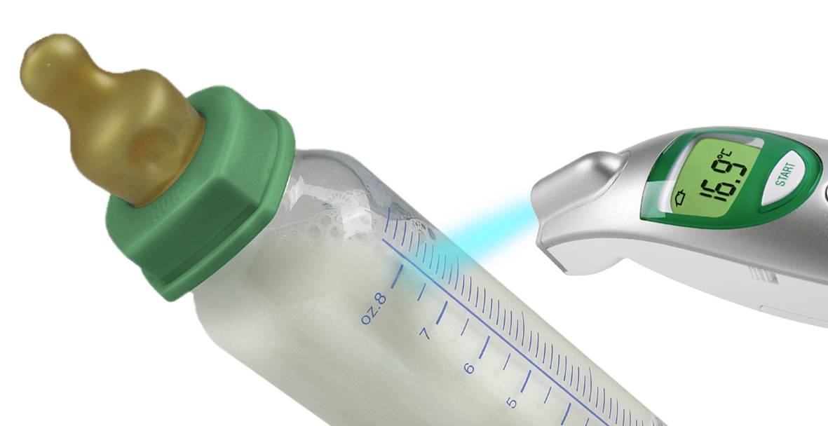 Ein digitales Thermometer misst die Temperatur einer Babyflasche mit Milch. Die Anzeige zeigt 16,9 Grad Celsius an.