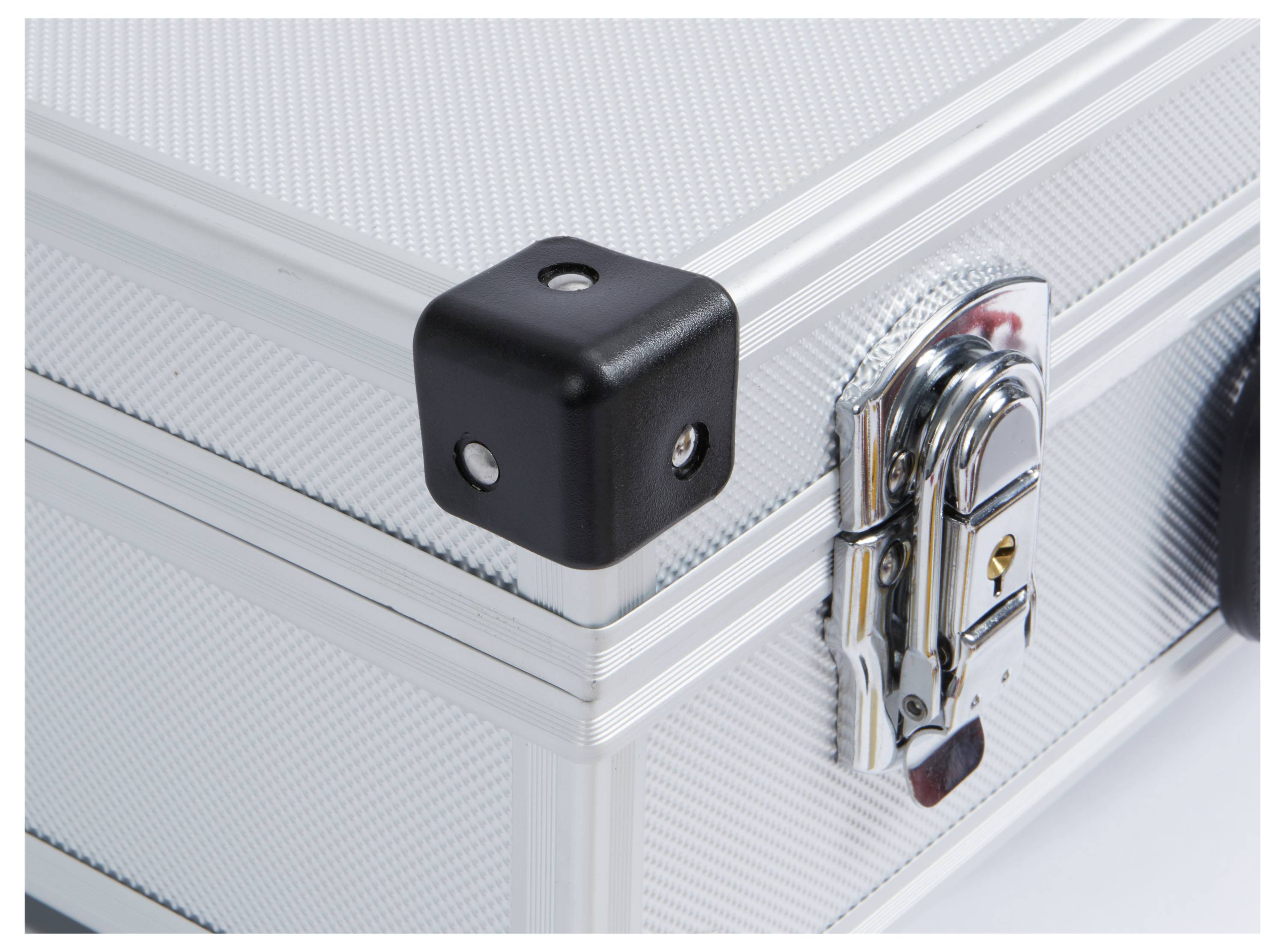 Silberner Metallkoffer mit schwarzem Kantenschutz und verchromtem Verschluss.