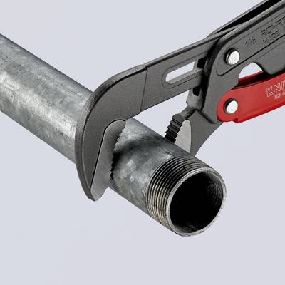 Eine Rohrzange greift ein Metallrohr. Die Zange hat rote Griffe und zeigt, wie sie das Rohr sicher festhält.