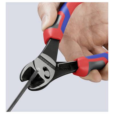 Eine Hand verwendet Zangen mit roten und blauen Griffen, um eine Metallstange zu durchtrennen und zeigt damit die Fähigkeit des Werkzeugs, harte Materialien zu schneiden.