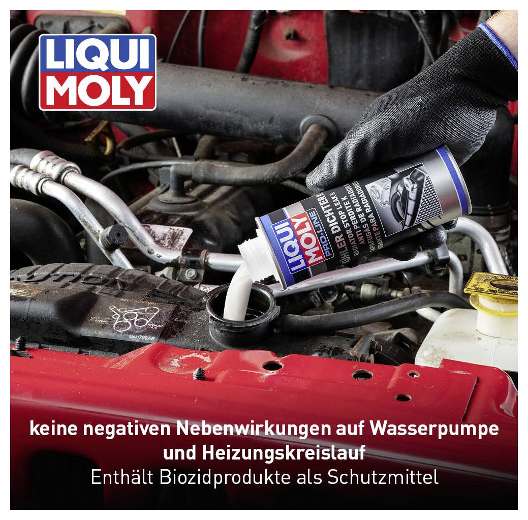 Person füllt 'Liqui Moly' Frostschutzmittel in den Kühlmittelbehälter eines Autos. Text betont Schutz ohne negative Nebenwirkungen.
