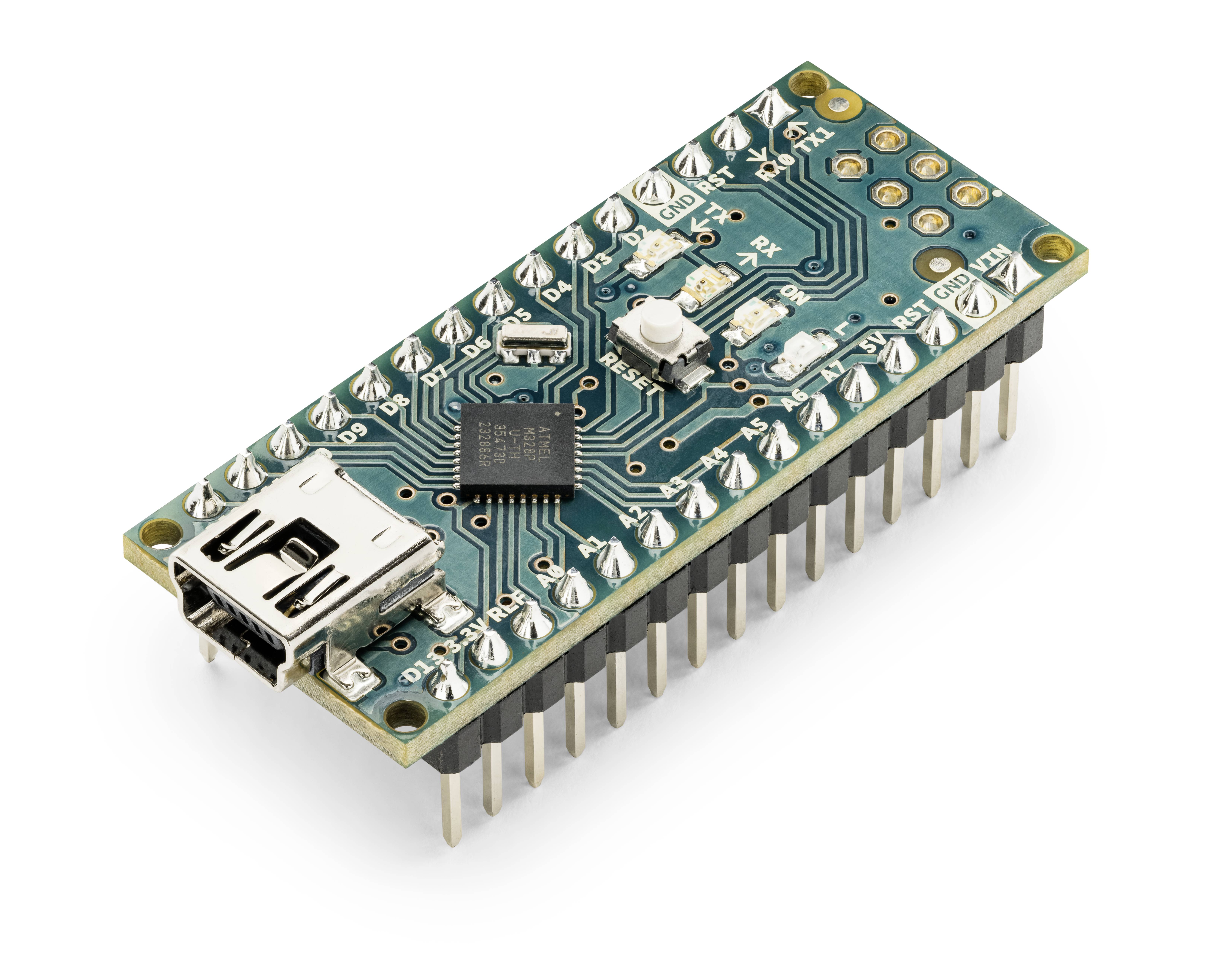 Kleine blaugrüne Mikrocontroller-Entwicklungsplatine mit USB-Anschluss, Stiftleisten und einem zentralen Chip auf weißem Hintergrund.