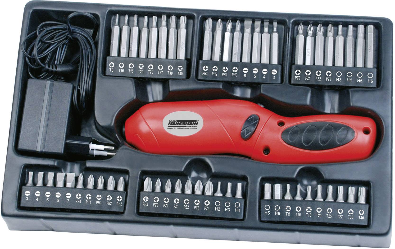 Ein Set aus einem roten elektrischen Schraubendreher mit verschiedenen auswechselbaren Bits und einem Netzteil, in einem schwarzen Koffer.