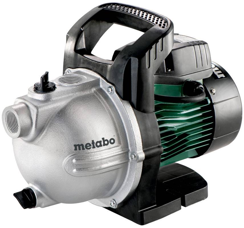 Tragbare elektrische Wasserpumpe mit schwarzem Griff und grünem Motorgehäuse, Marke „metabo", auf weißem Hintergrund dargestellt.
