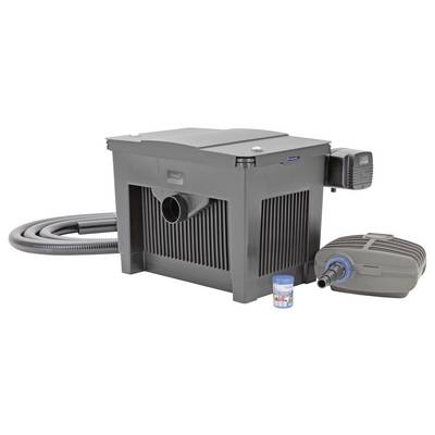 Ein Teichfiltersystem mit einem grauen Filterkasten, schwarzem Schlauch, Pumpe und einem kleinen Behälter mit Klärungstabletten, verwendet zur Aufrechterhaltung klaren Wassers.