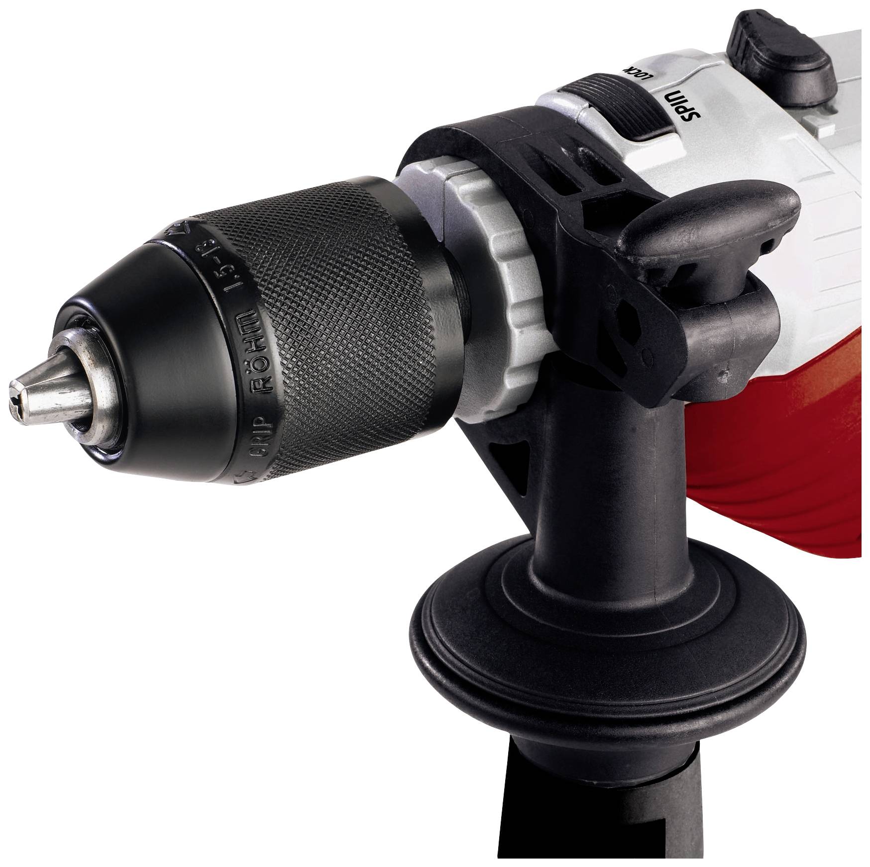 Nahaufnahme eines schwarzen Bohrfutters einer elektrischen Bohrmaschine mit rotem Gehäuse und seitlichem Griff.