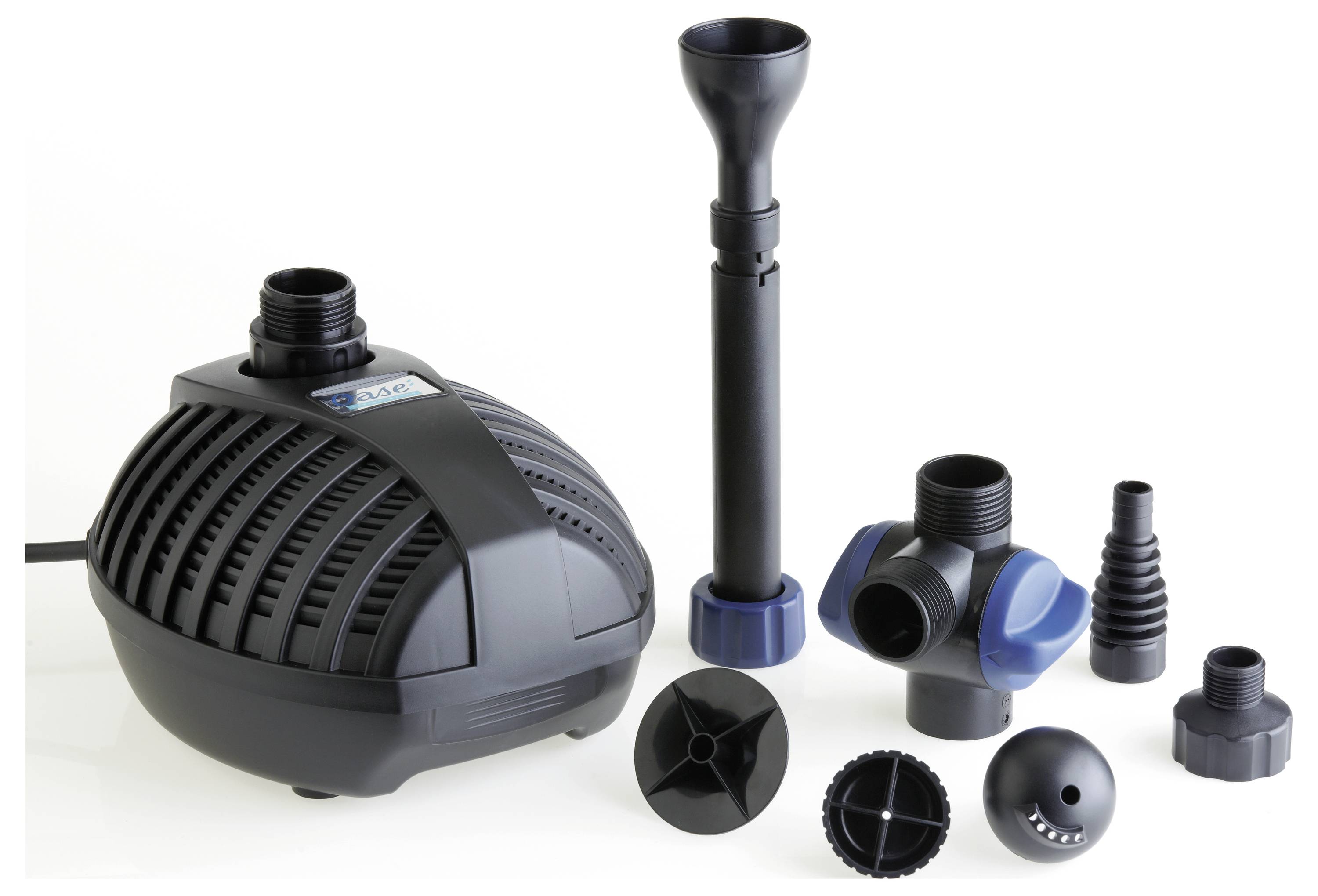 Schwarzes Teichpumpen-Set mit verschiedenen Düsenaufsätzen und Anschlüssen, das eine Reihe von Komponenten für Wasserspiele oder Springbrunnen zeigt.