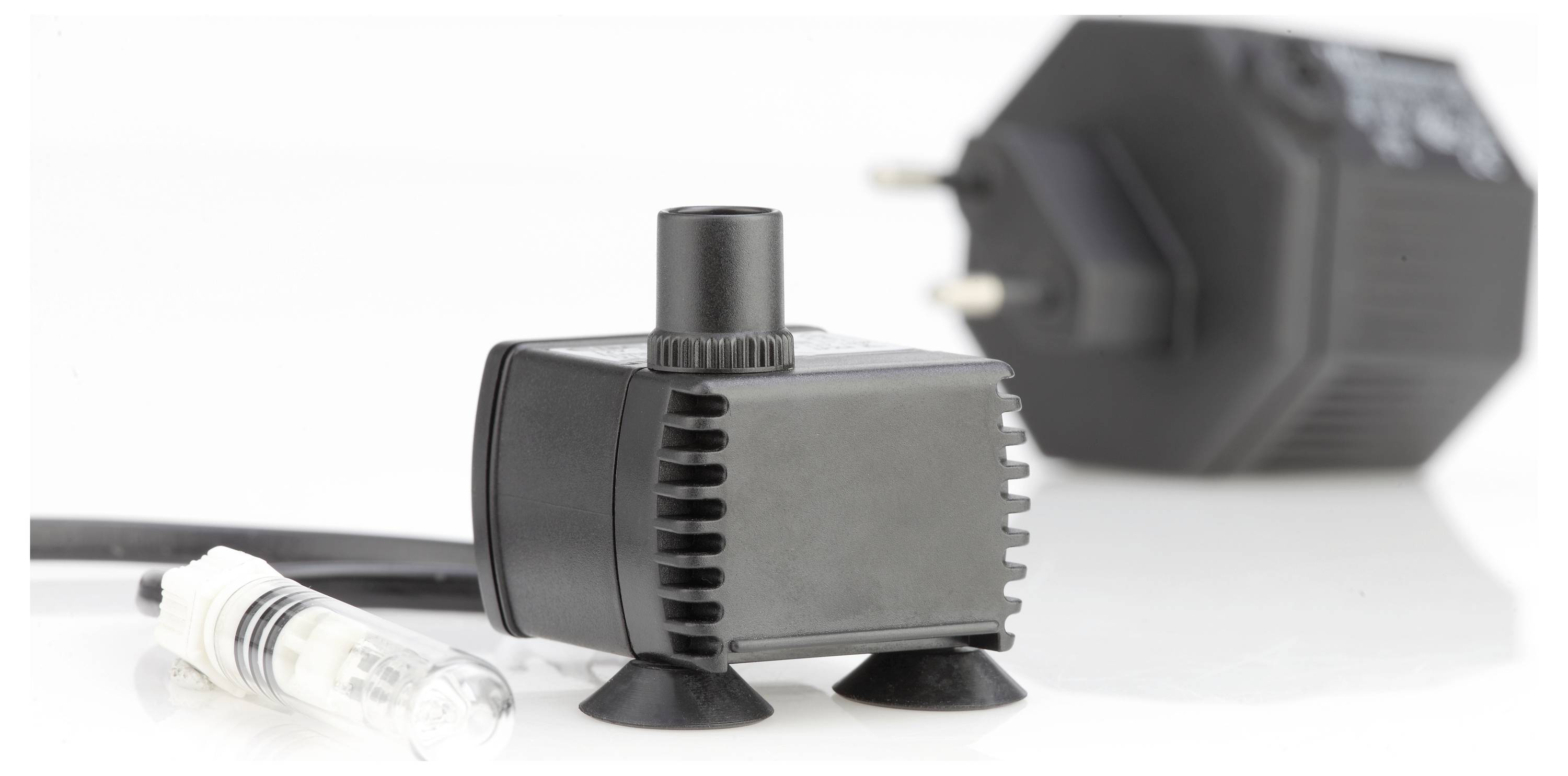 Wasserpumpe mit Saugnapf im Vordergrund, begleitet von einem Steckeradapter im Hintergrund auf einer weißen Oberfläche.