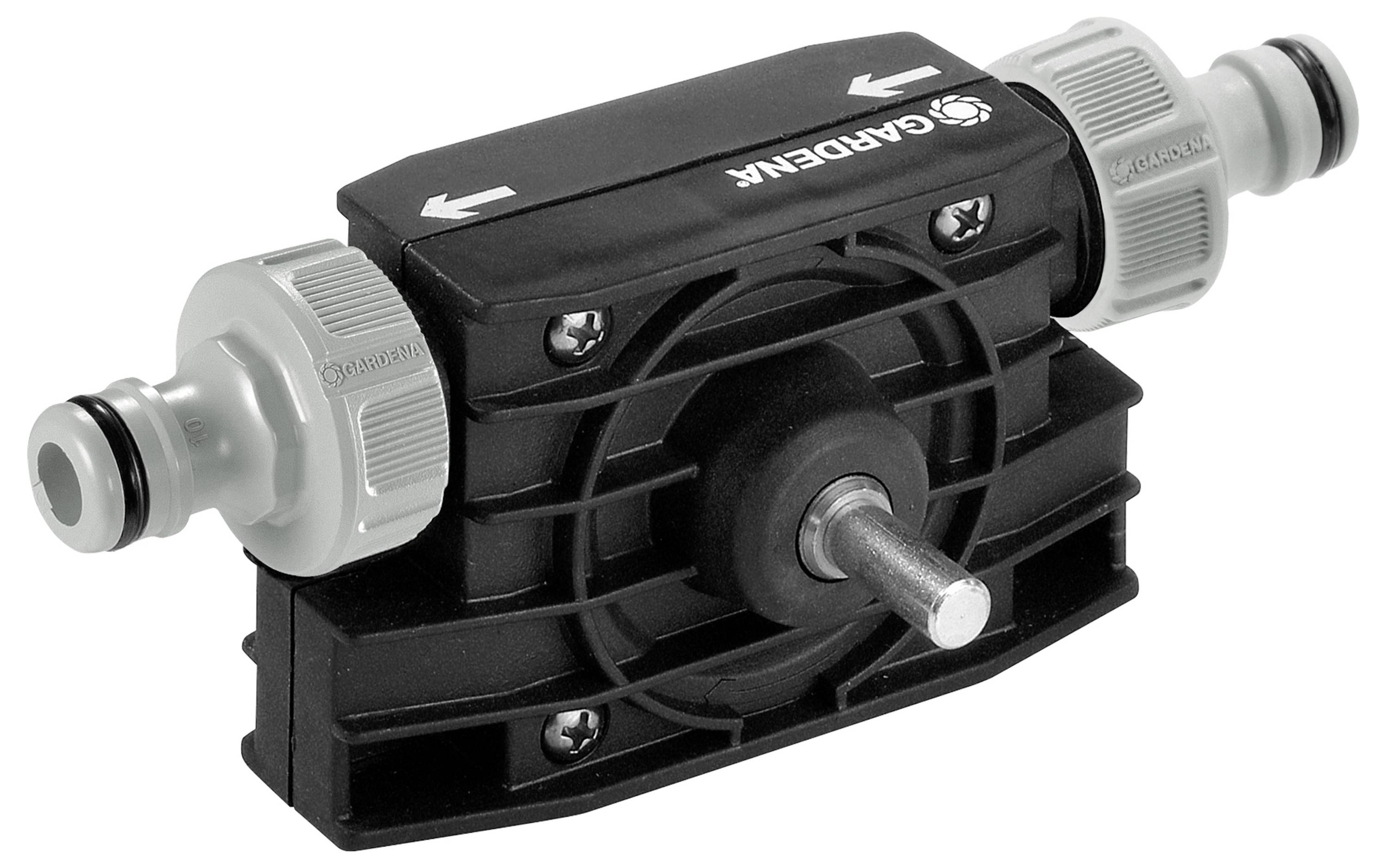 Wasserpumpe von Gardena mit schwarzem Gehäuse und grauen Anschlüssen, geeignet für Gartenschläuche, mit Pfeilen zur Flussrichtung.