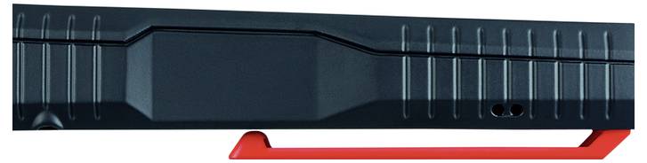 Ein schwarzes rechteckiges Objekt mit roten Akzenten, das eine Reihe von Rillen und zwei kleine Löcher auf der Oberfläche aufweist, vermutlich Teil eines Werkzeugs oder Geräts.