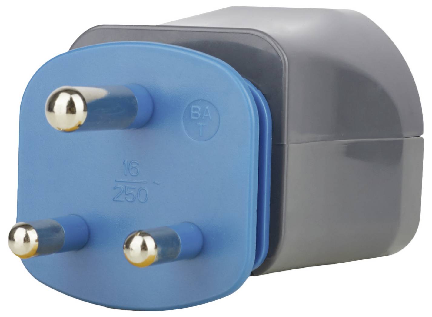 Blau-grauer dreipoliger Elektrostecker-Adapter mit runden Metallstiften, dargestellt vor weißem Hintergrund.