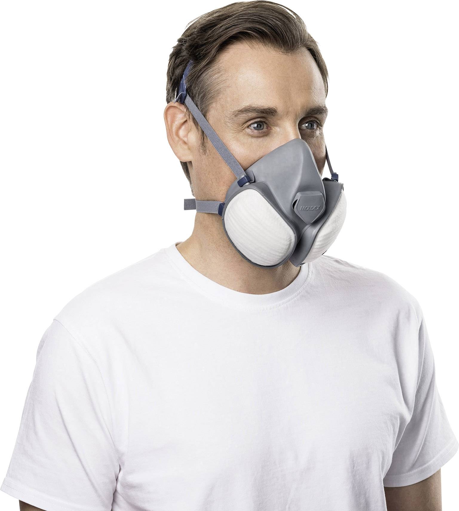 Ein Mann trägt eine Halbmaske mit Filtereinsätzen, die Schutz vor Partikeln bietet. Er hat kurzes Haar und trägt ein weißes T-Shirt.