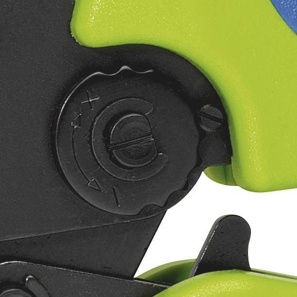 Schwarzes und grünes Kunststoffteil mit Einstellknopf. Detailansicht eines Mechanismus, möglicherweise von einem Werkzeug oder Gerät.
