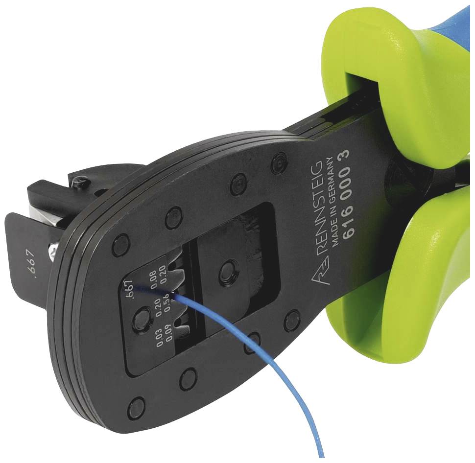 Eine Crimpzange, die ein blaues Drahtende in einer Metallschneideinheit hält. Der Griff ist grün und ergonomisch geformt.