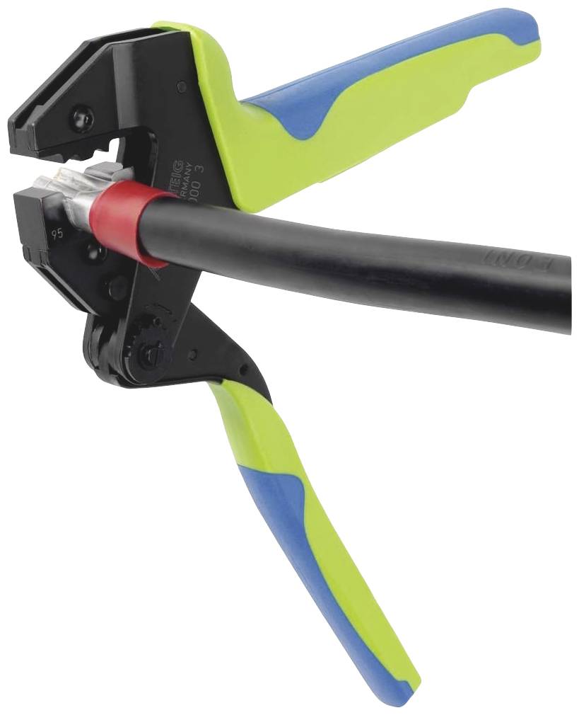 Eine grüne und blaue Crimpzange crimpt einen Kabelstecker auf ein schwarzes Kabel.