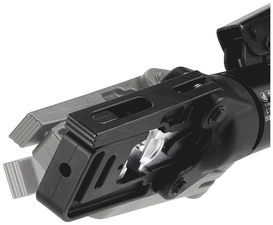 Nahaufnahme eines Fahrradpedals mit eingebautem LED-Licht, das auf eine Fahrradkurbel montiert ist.