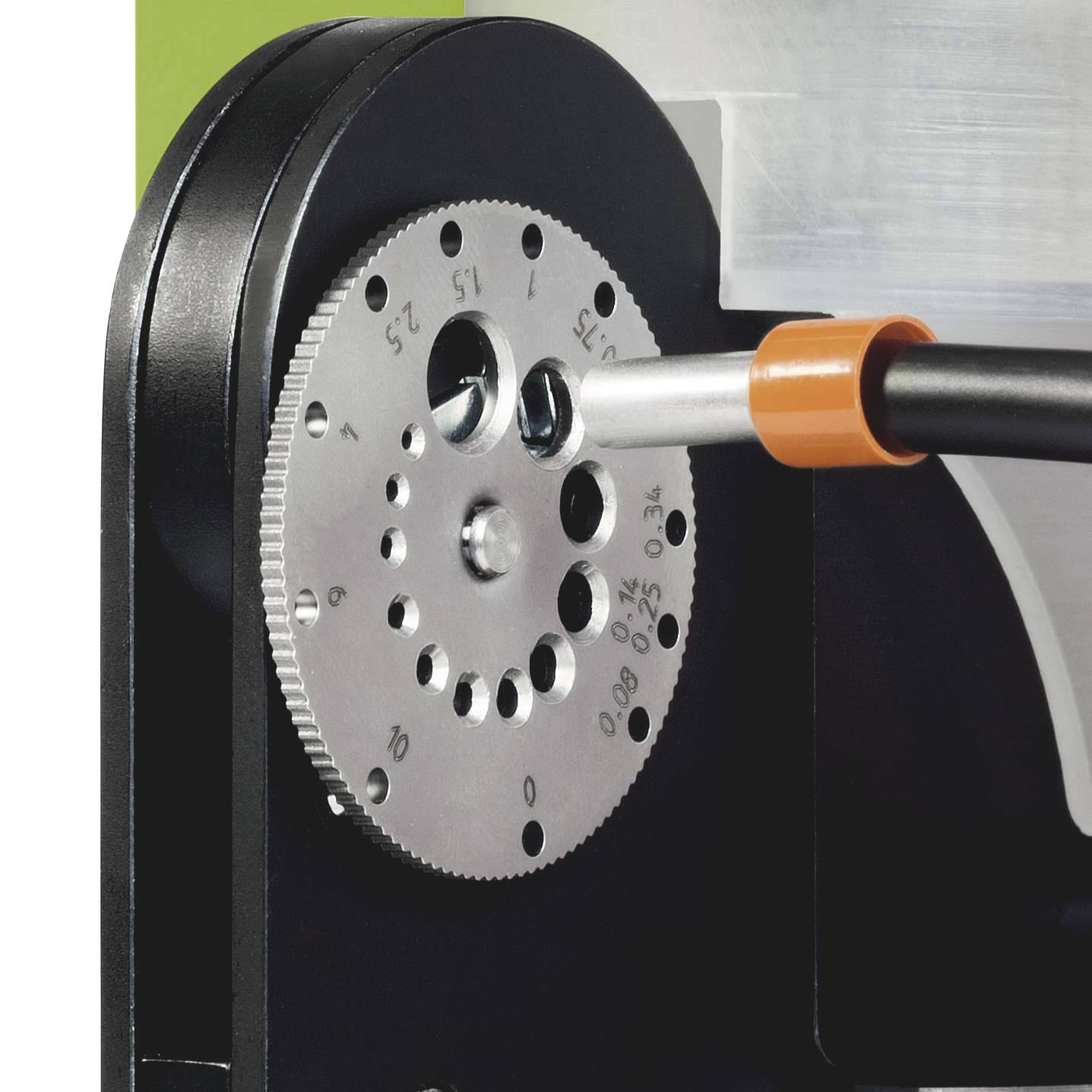 Nahaufnahme eines Metallantriebs mit numerischen Markierungen und einem daran befestigten Kabel, vermutlich Teil eines technischen Geräts.