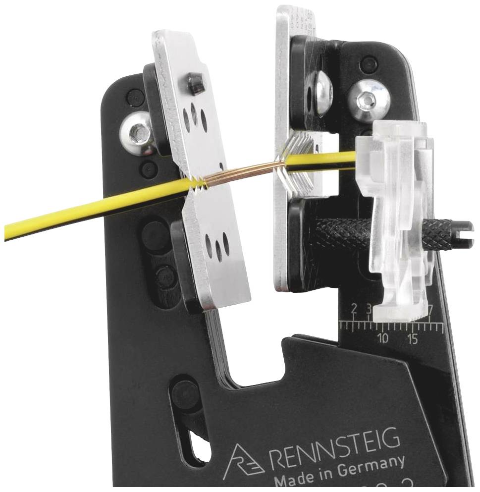 Nahaufnahme eines Abisolierwerkzeugs, das ein gelbes Kabel mit einem Metallbinder bearbeitet.