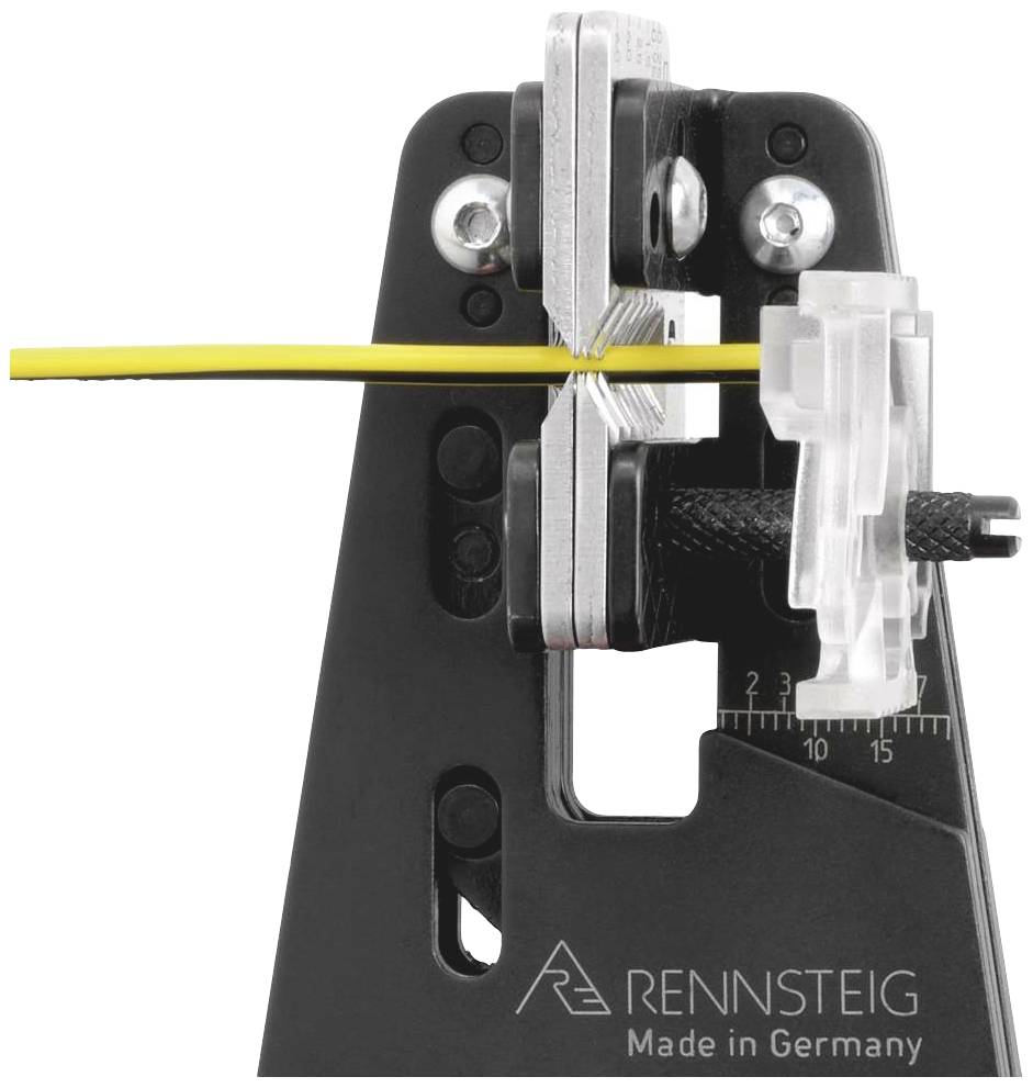 Handwerkzeug zur Abisolierung eines gelben Kabels. Schriftzug 'RENNSTEIG Made in Germany' auf dem Werkzeug sichtbar.