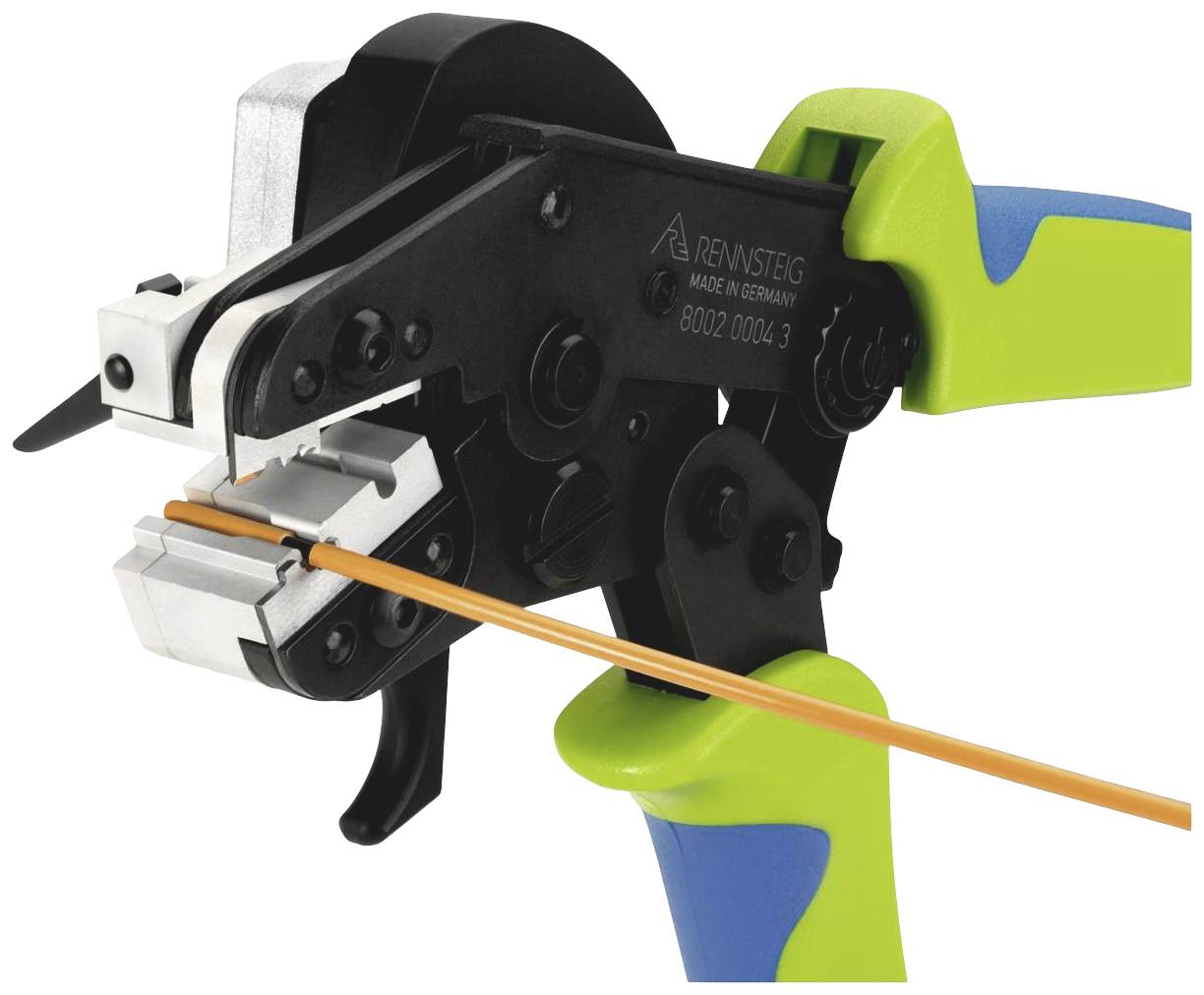 Werkzeug zum Abisolieren eines orangefarbenen Kabels. Das Kabel wird in der Zange gehalten, das Werkzeug hat blaue und grüne Griffe.