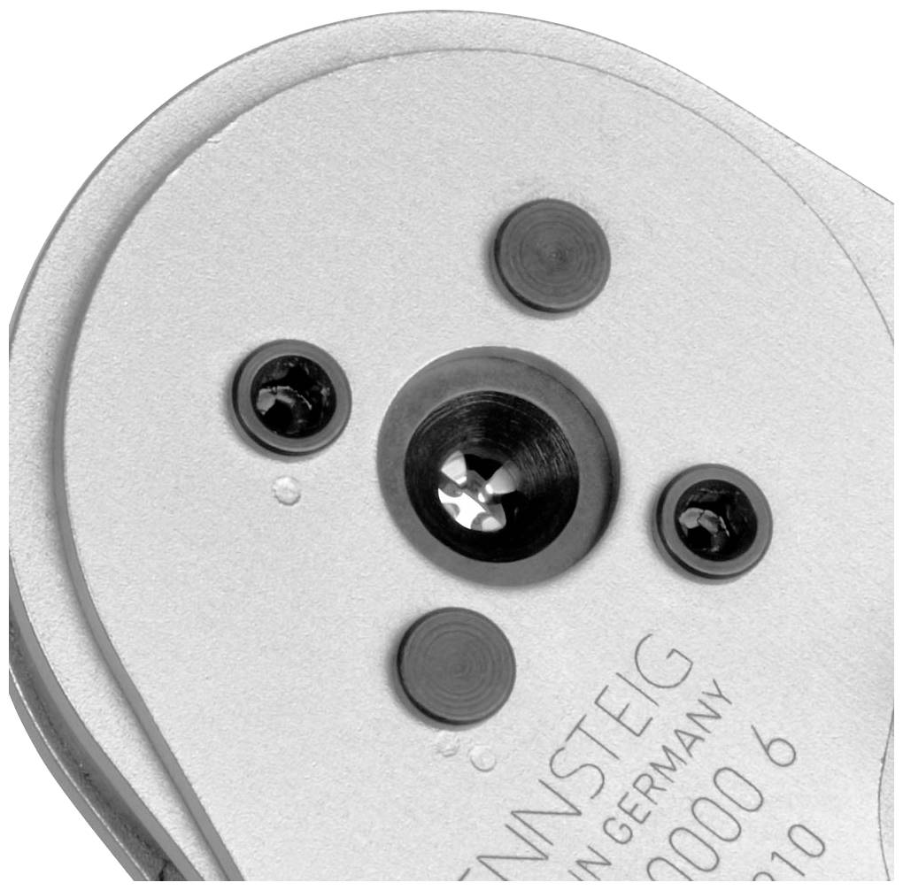 Nahaufnahme eines Metallteils mit mehreren Schrauben und Gravuren.