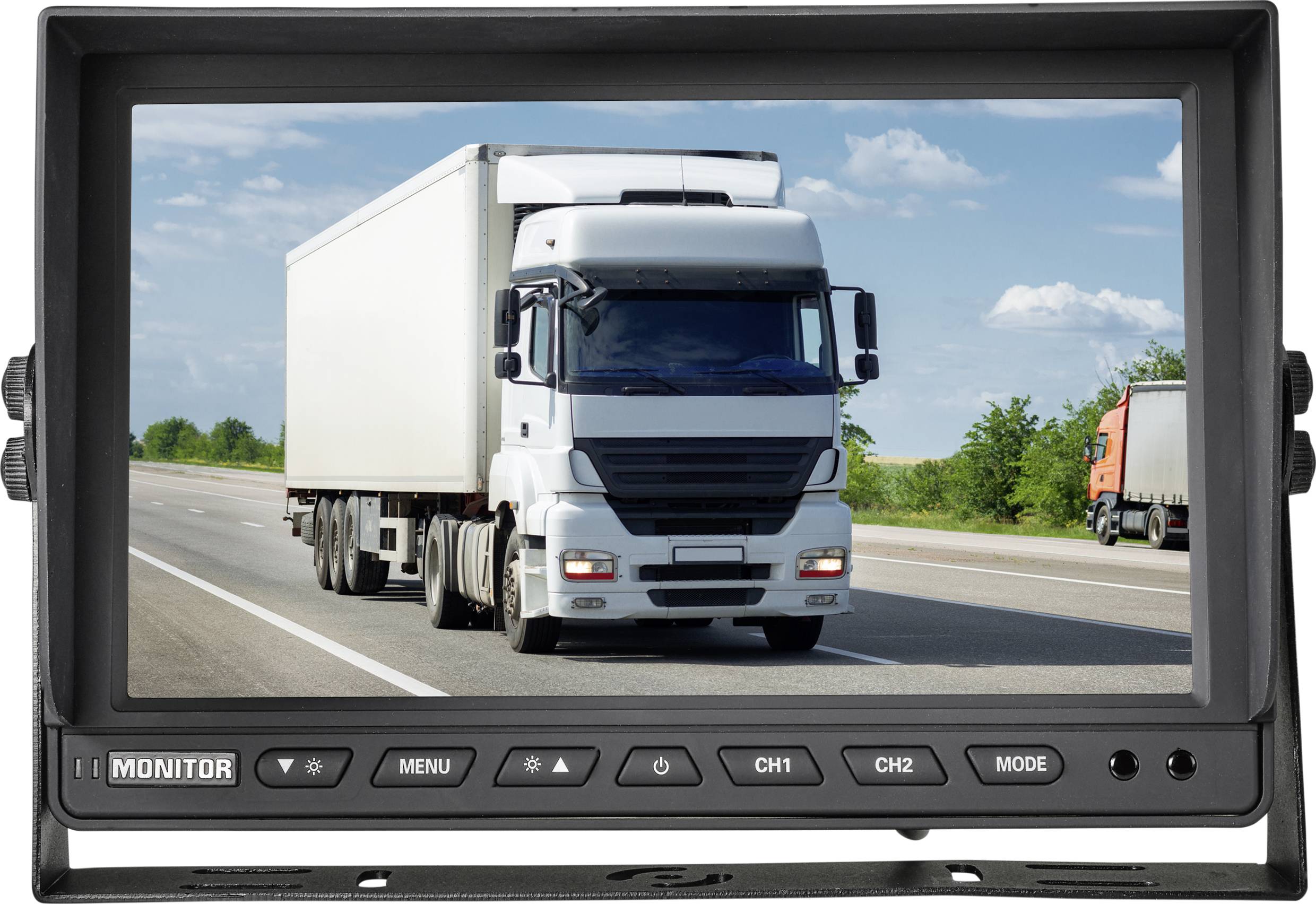 Ein weißer Lastwagen fährt auf einer mehrspurigen Landstraße bei klarem Himmel. Im Hintergrund ist ein roter Lastwagen zu sehen.