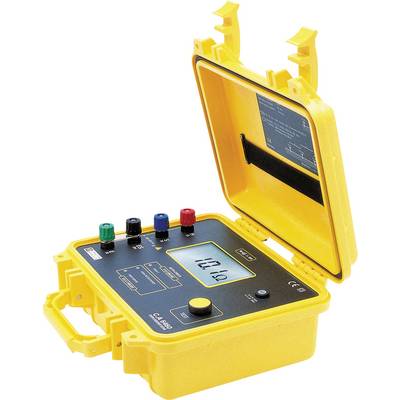 Ein gelbes elektrisches Prüfgerät mit offenem Deckel, das Zahlen auf einem Display anzeigt; es hat bunte Anschlüsse oben.