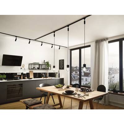 Moderne Küche mit Essbereich, Holztisch und gepolsterten Stühlen. Große Fenster bieten Blick auf die Stadt. Beleuchtung mit Hängelampen.