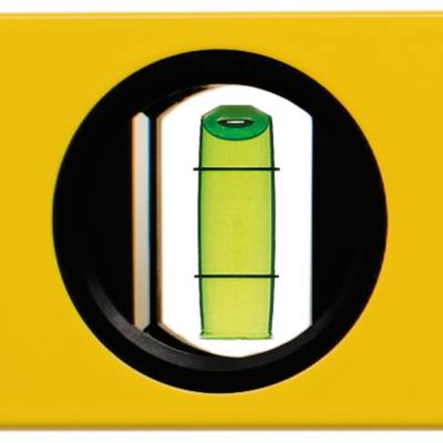 Ein Bild einer Wasserwaagen-Libelle. Die grüne Flüssigkeit zeigt eine exakte Ausrichtung an, da die Luftblase zentriert ist.