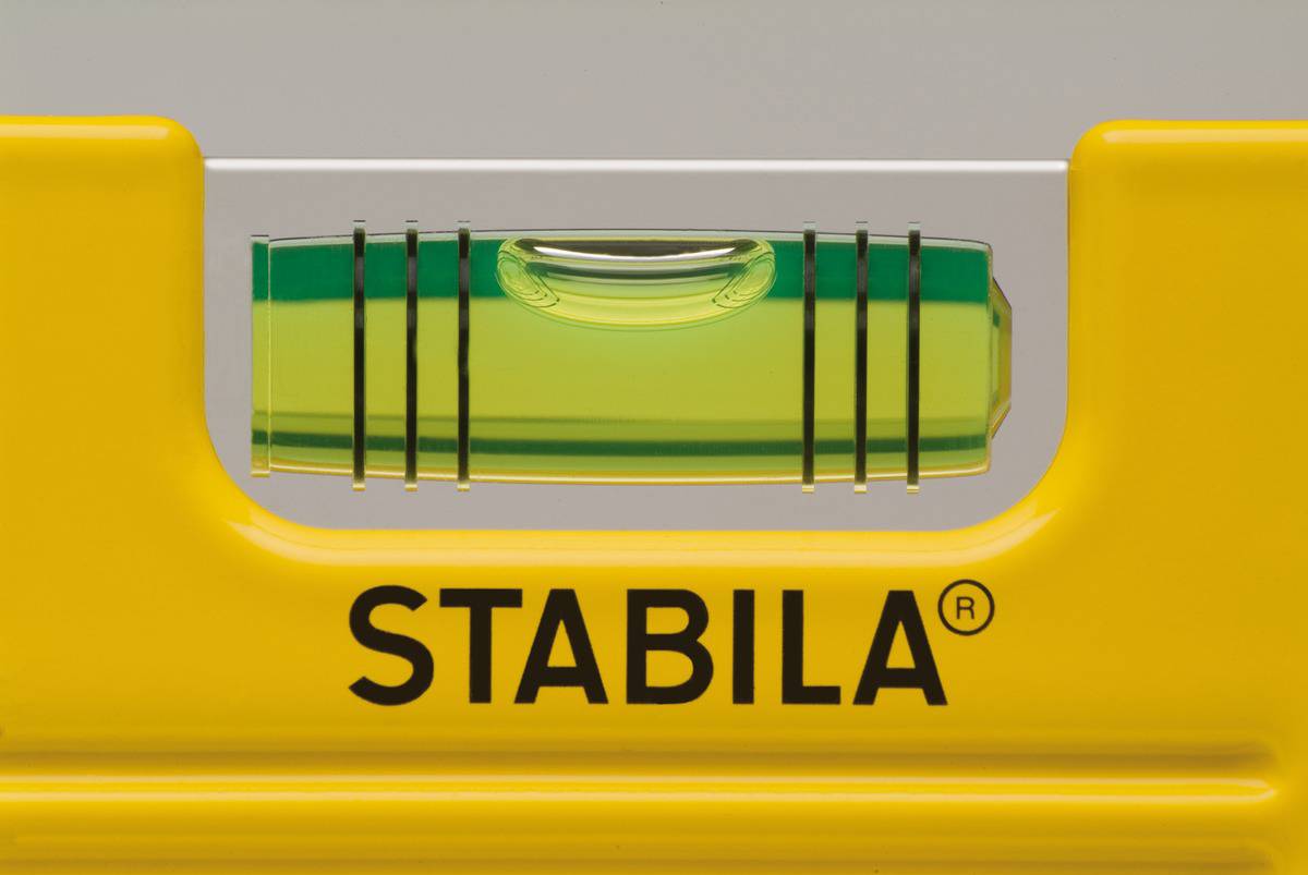 Gelbe Wasserwaage mit einer Libelle in der Mitte, Marke 'STABILA'. Die Libelle zeigt eine zentrierte Luftblase an, was eine genaue Nivellierung andeutet.