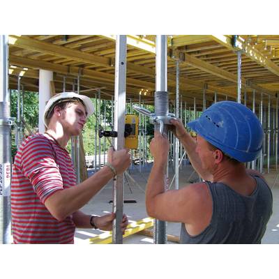 Zwei Bauarbeiter prüfen und justieren Gerüstteile auf einer Baustelle. Sie tragen Schutzhelme und arbeiten konzentriert.